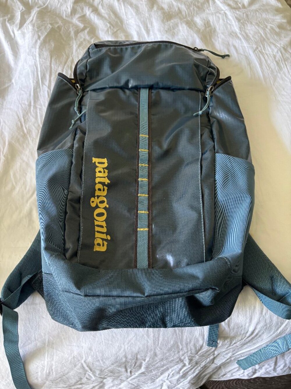 Patagonia black hole 25l Abalone blue